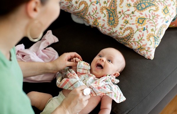 Hướng dẫn mẹ cách mặc quần áo cực khéo cho bé sơ sinh