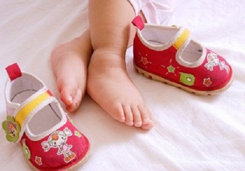 Giúp mẹ chọn mua giày tập đi cho bé “chuẩn” nhất