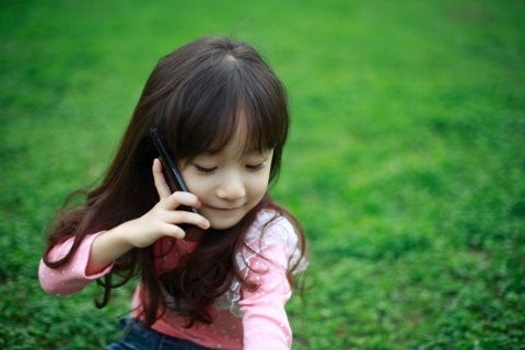 Có nên cho trẻ dùng điện thoại di động?