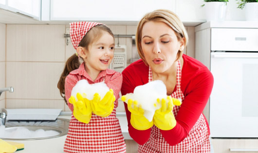 Dạy con theo luật hấp dẫn (P2): Cách "dụ" con làm việc nhà