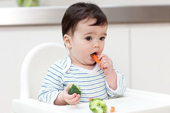 Tập cho bé  thói quen ăn uống tốt