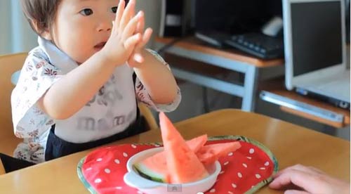 Tròn mắt: clip bé Nhật ăn cực siêu - 2