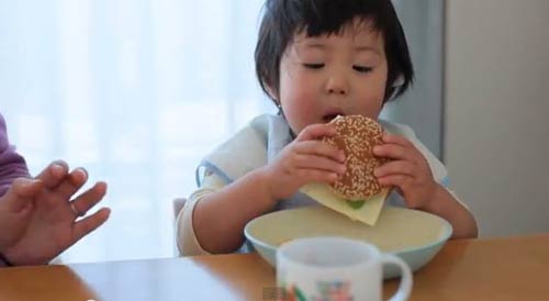 Tròn mắt: clip bé Nhật ăn cực siêu - 1