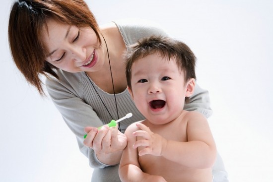 Chăm sóc răng miệng cho bé những năm đầu đời