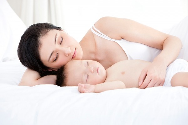 Ngủ chung với con: 14 lưu ý để bé không bị đột tử 1