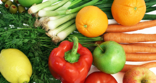 Các loại rau củ quả có màu vàng, đỏ, xanh sẫm, đáng chú ý nhất là cà rốt, rau dền, đu đủ chín, cà chua... chứa nhiều tiền vitamin A. Ảnh: Foodalator. 