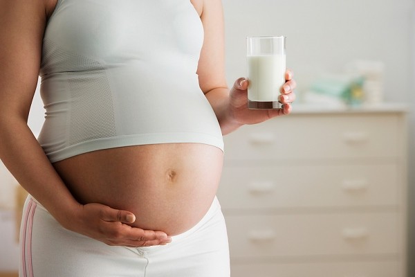 Thắc mắc của thai phụ xung quanh việc uống sữa bầu