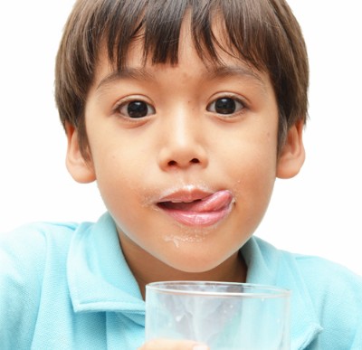 4 phương pháp ép trẻ uống sữa chưa đúng