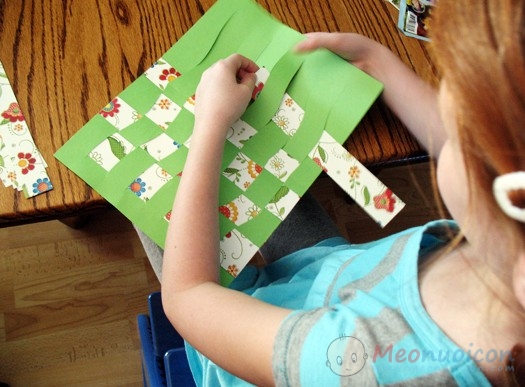 Bài học thú vị cho bé từ trò chơi đan giấy