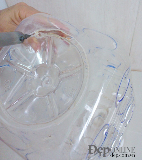 Trồng hành tại nhà bằng chai nhựa: Đã sạch, lại “xinh” Trong_hanh_trong_hop_06