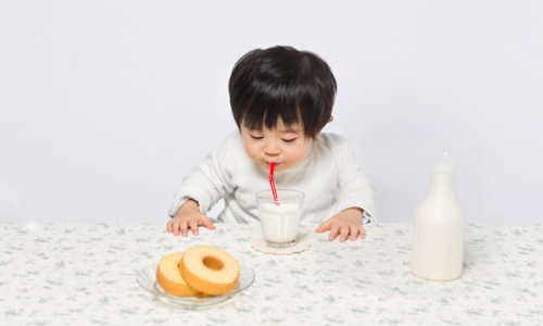Bé trên 1 tuổi uống sữa tươi tốt hơn sữa bột?