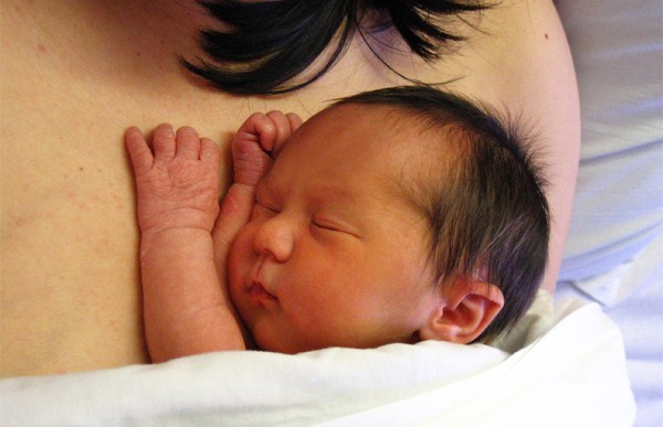 Hạ sốt cho bé sơ sinh bằng “da tiếp da”