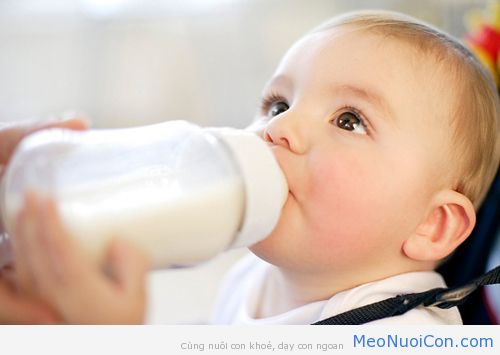 Chuyên gia mách cách phân biệt sữa bột thật và giả