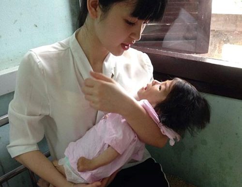 Cảnh sống đổi thay sau 3 tháng làm mẹ của ‘tiểu thư 9x’ nhận nuôi bé gái Lào Cai 3,5kg