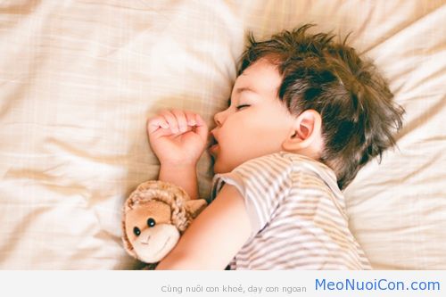 Vì sao những đứa trẻ ngủ trước 8 giờ tối luôn đạt chuẩn cân nặng?