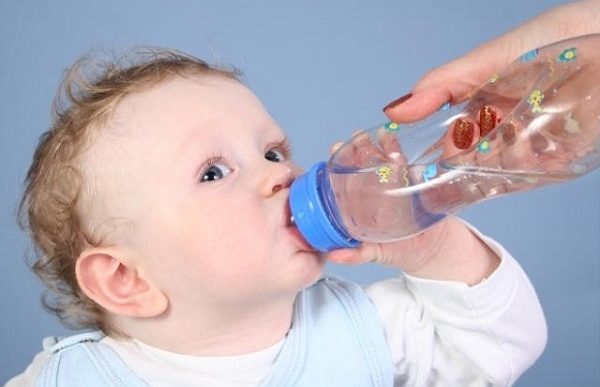 Hướng dẫn mẹ cho trẻ từ 0 – 1 tuổi uống các loại nước đúng cách tốt cho sức khỏe