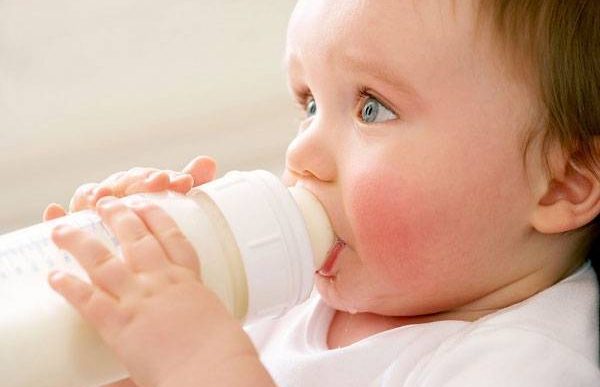 Pha chung sữa mẹ và sữa công thức có thể khiến trẻ bị nhiễm độc