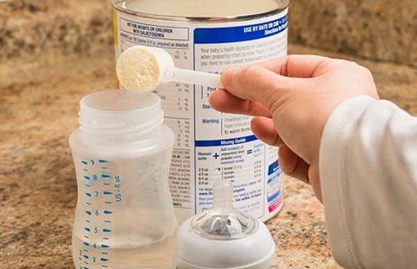 Tăng lượng bột, dùng nước khoáng pha sữa tưởng giúp bé tăng cân hóa ra là sai lầm nguy hại tính mạng