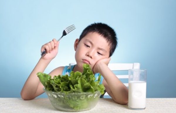 Bé 6 tuổi nhẹ cân, lười ăn nên làm thế nào?