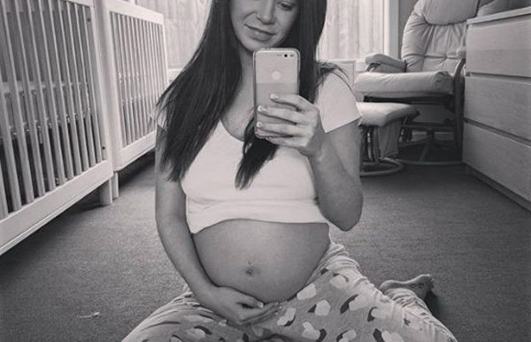 Cô gái mãn kinh ở tuổi 23 vỡ òa hạnh phúc khi bất ngờ mang thai đôi