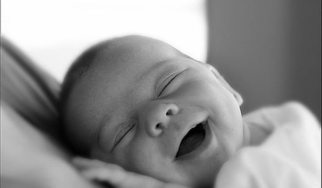 Giải mã nụ cười và những tiếng khóc “bí ẩn” của trẻ sơ sinh khi ngủ mà người xưa hay bảo là “bà mụ dạy”