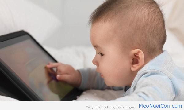 Nghiên cứu mới: Smartphone, iPad khiến trẻ chậm nói, giảm thị lực, thoái hóa xương