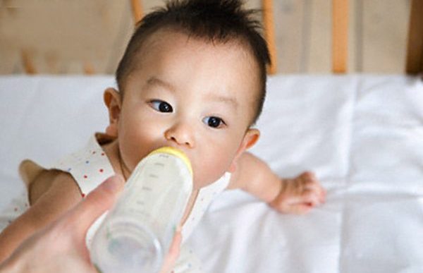 Công thức tính lượng sữa cho trẻ sơ sinh chuẩn nhất mọi bà mẹ nên biết