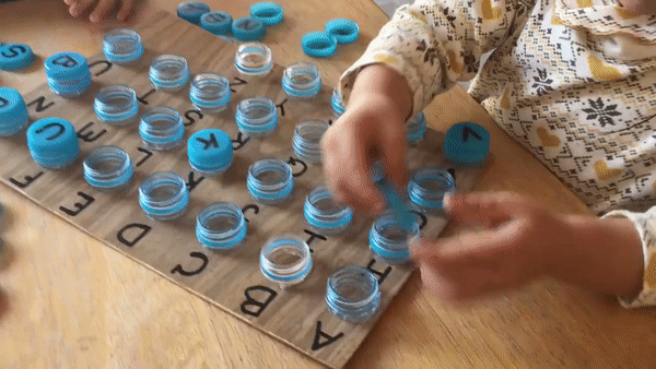 Tận dụng chai nhựa cũ làm trò chơi vừa vui, vừa giúp con học bảng chữ cái dễ dàng