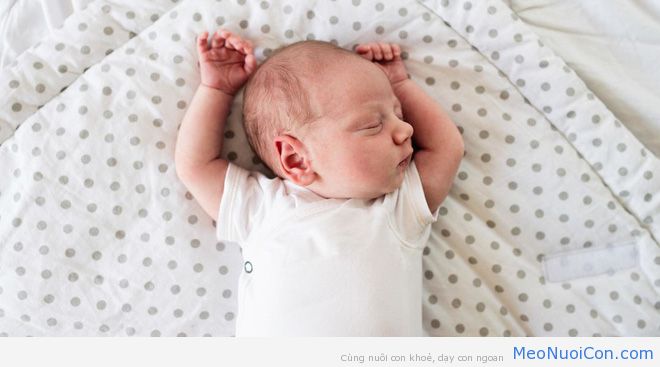 Sự thật về tư thế ngủ như đầu hàng của trẻ sơ sinh sẽ khiến bố mẹ bất ngờ lắm đấy