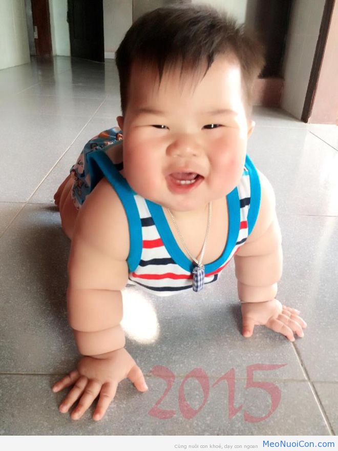 Cậu bé bú sữa mẹ hoàn toàn, 8 tháng nặng 16kg, tay chân đầy ngấn - Ảnh 5.
