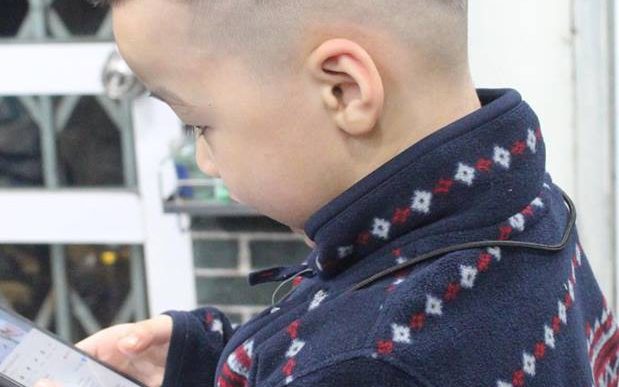Khi bố làm thợ cắt tóc và không biết làm gì cho vui, cậu con trai đang có kiểu đầu chất chơi “được” biến ngay thành ông hói