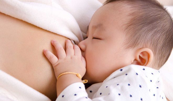 4 dấu hiệu quan trọng giúp mẹ biết bé đã bú no sữa mẹ hay chưa?