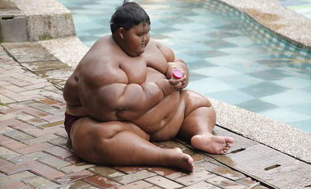 Bé trai 10 tuổi nặng 190kg vì ăn 5 bữa mỗi ngày với gà rán, cơm, mì và kem