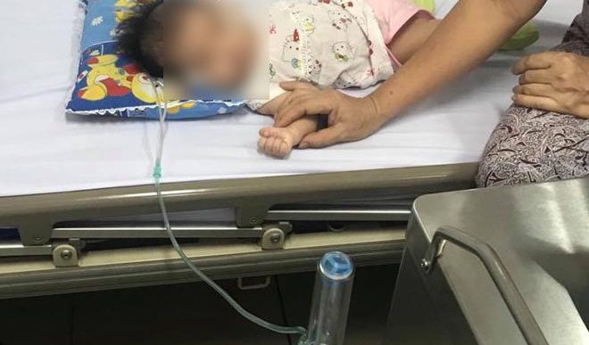 Rơ lưỡi cho con sau khi bú, hành động tai hại của mẹ khiến bé 2 tháng tuổi nhập viện