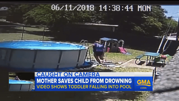 Hốt hoảng kéo con ra khỏi bể bơi, bà mẹ cứu sống con trai 17 tháng tuổi đã chìm nghỉm dưới nước đến 5 phút