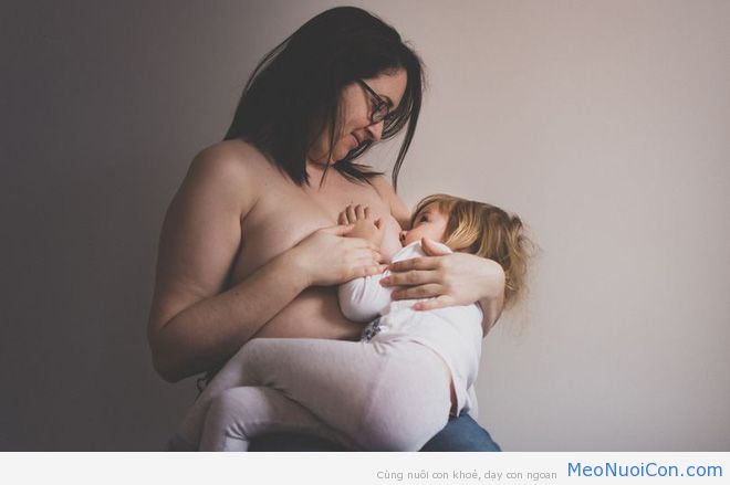 Vẫn cho con 4 tuổi bú, mẹ giải thích vì sao không nên cai sữa cho trẻ quá sớm - Ảnh 1.