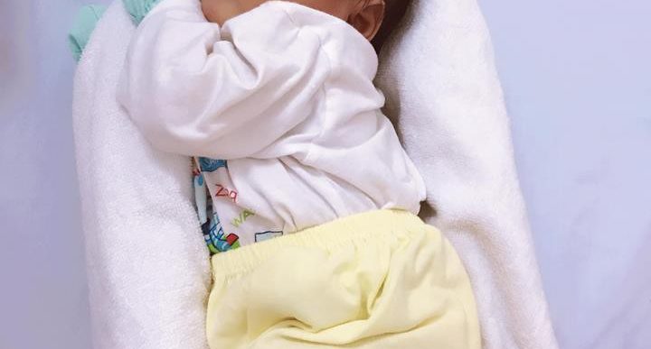 Y tá chỉ cách dùng khăn quấn làm ổ giúp bé sơ sinh ngủ tít thò lò trong clip gần 3 triệu view