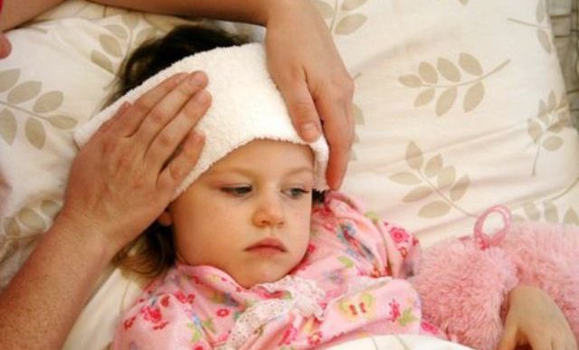 Sai lầm chườm lạnh cho trẻ khi sốt cao khiến con bệnh nặng thêm