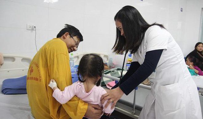 Cảnh báo 3 sai lầm khiến bệnh cúm dễ biến chứng nguy hiểm cha mẹ hay mắc khi chăm sóc con