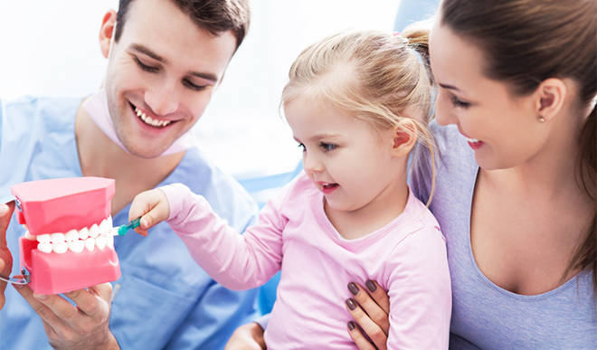 Cách giúp con có hàm răng khỏe đẹp – cha mẹ hãy đưa trẻ đến nha sỹ sớm và thường xuyên