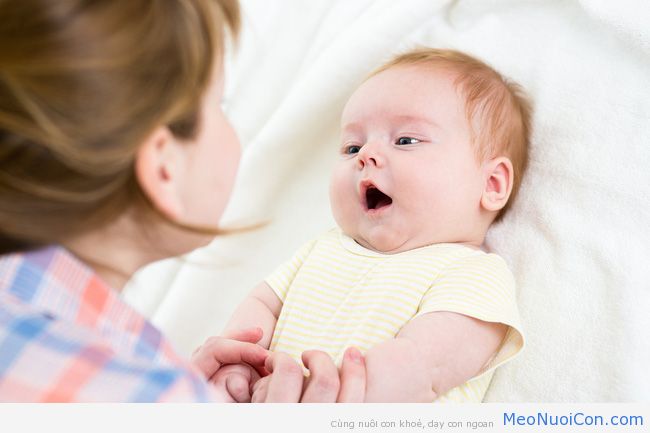 Những giai đoạn tập nói của trẻ và cách phát hiện sớm để giảm nguy cơ trẻ chậm nói các mẹ nên lưu ý nhé - Ảnh 3.