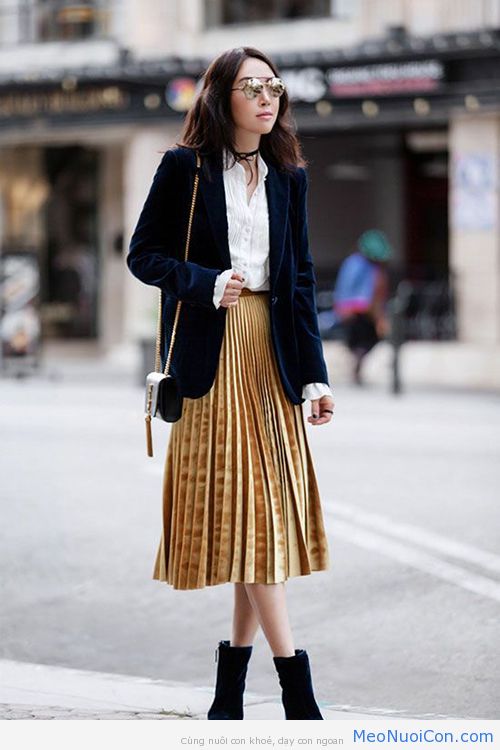 Áo nhung bóng bẩy được mix cùng chân váy xép ly chất liệu metalic mang vẻ đẹp của sự hào nhoáng.