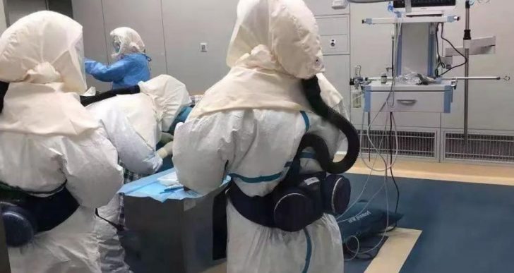 Bác sĩ Trung Quốc mặc 4 lớp bảo hộ tiến hành phẫu thuật mổ lấy thai cho sản phụ nhiễm virus corona