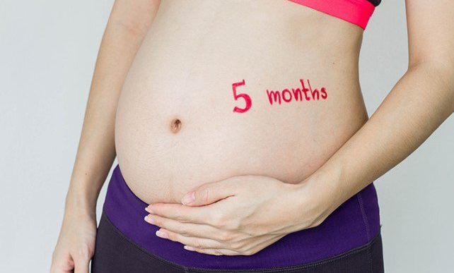 Bụng căng cứng khi mang thai tháng thứ 5 do đâu, có nguy hiểm không?