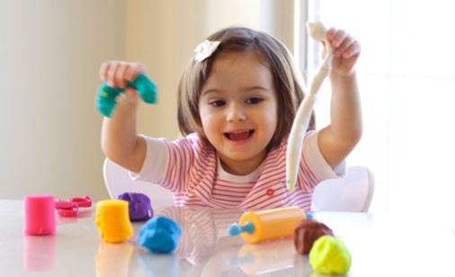 Những trò chơi phân biệt hình khối, màu sắc đặc biệt thích hợp với trẻ lên ba.