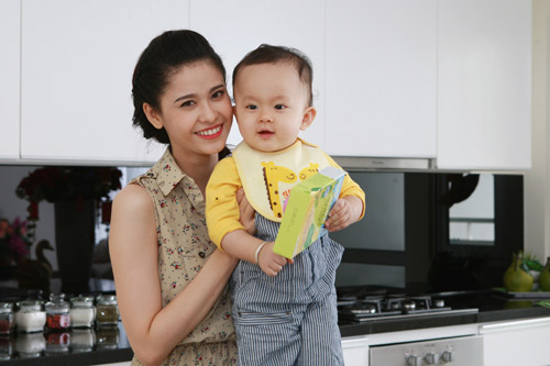 Bên cạnh việc tự học nấu ăn, Quỳnh Anh còn tham khảo thêm những sản phẩm ăn dặm dinh dưỡng cho bé. 