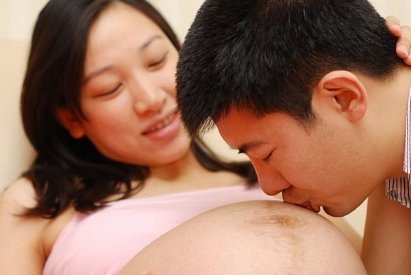 Những việc bố nên làm để bảo vệ thai nhi trong 9 tháng thai kỳ 2