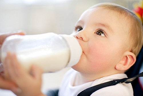 có-nên-cho-trẻ-uống-sữa-công-thức-không-những-lưu-ý-khi-cho-bé-uống-sữa-công-thức-.